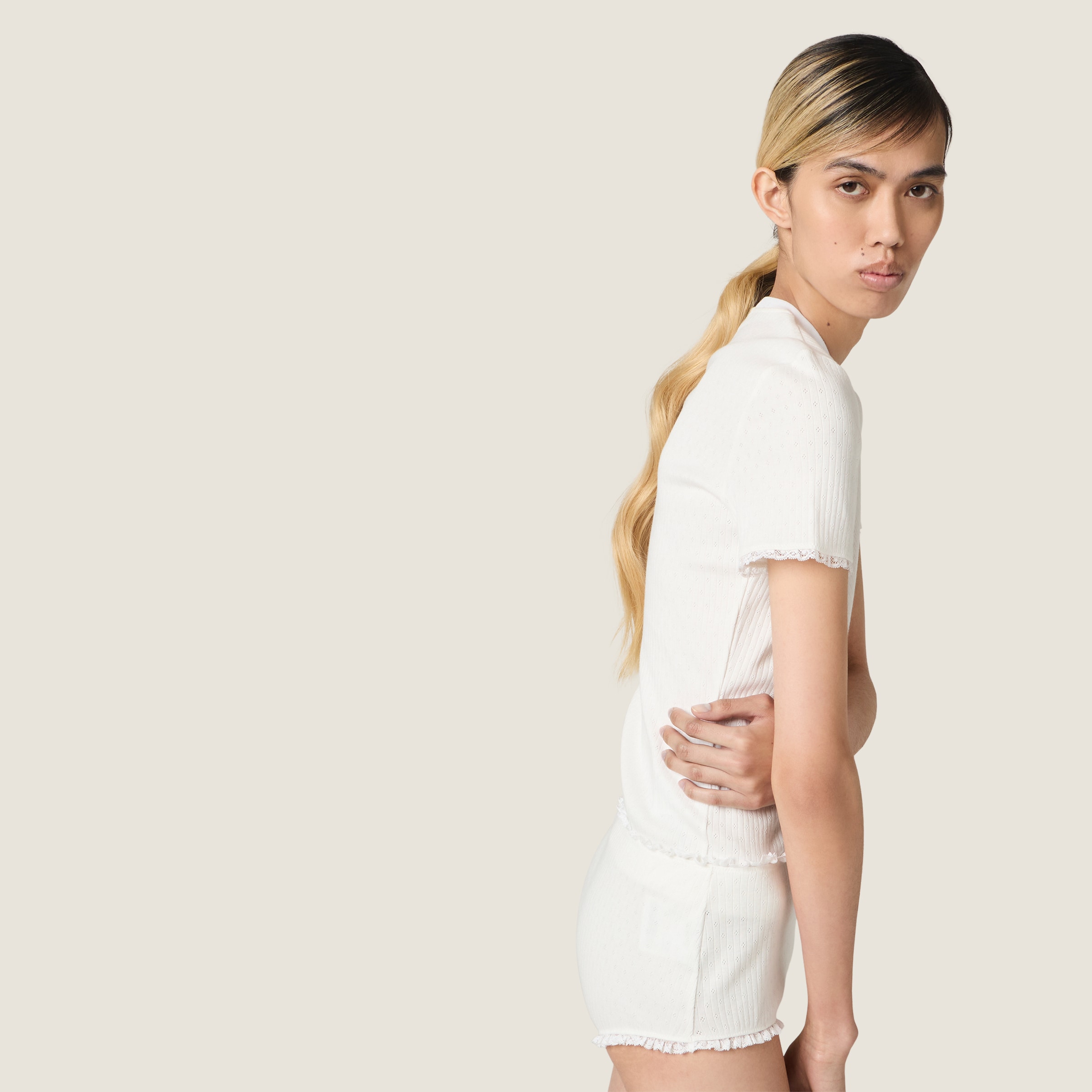 ホワイト コットン Tシャツ | Miu Miu - 日本