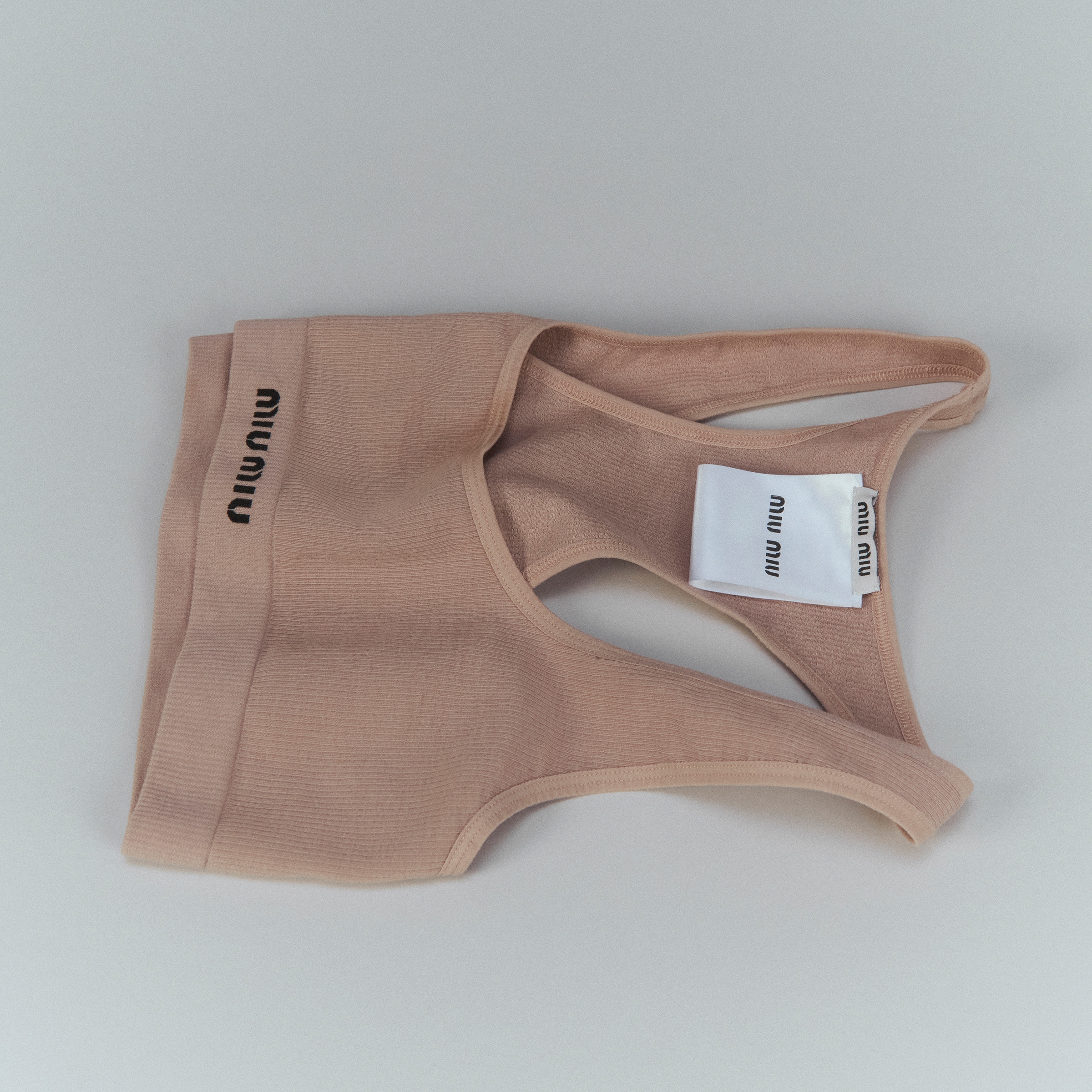 ライトベージュ シームレス レーサーバック トップ | Miu Miu