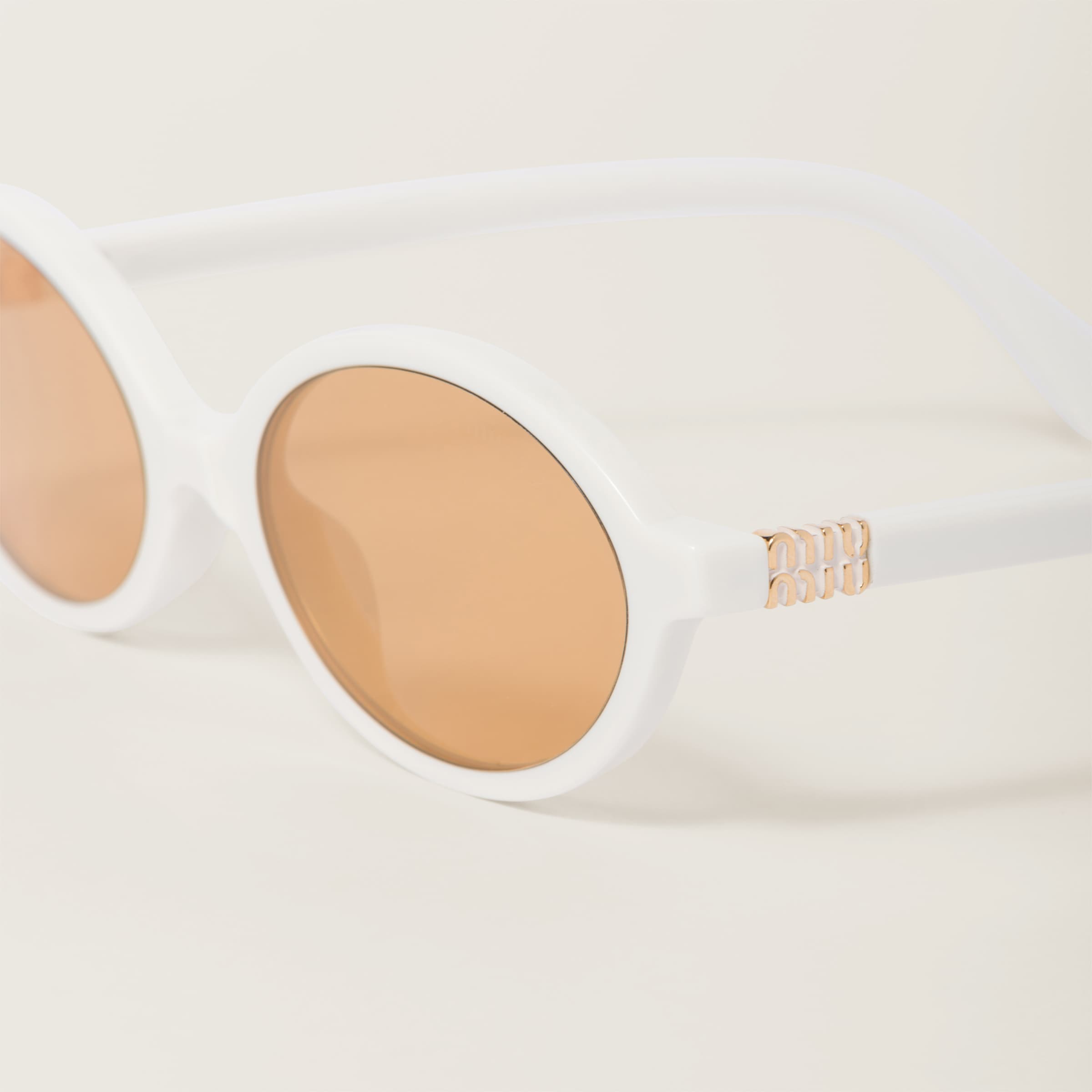 【関税込み】Miu Miu Eyewear ホワイト Miu Regard サングラス Loquat Lenses Miu Regard Sunglasses | Miu Miu