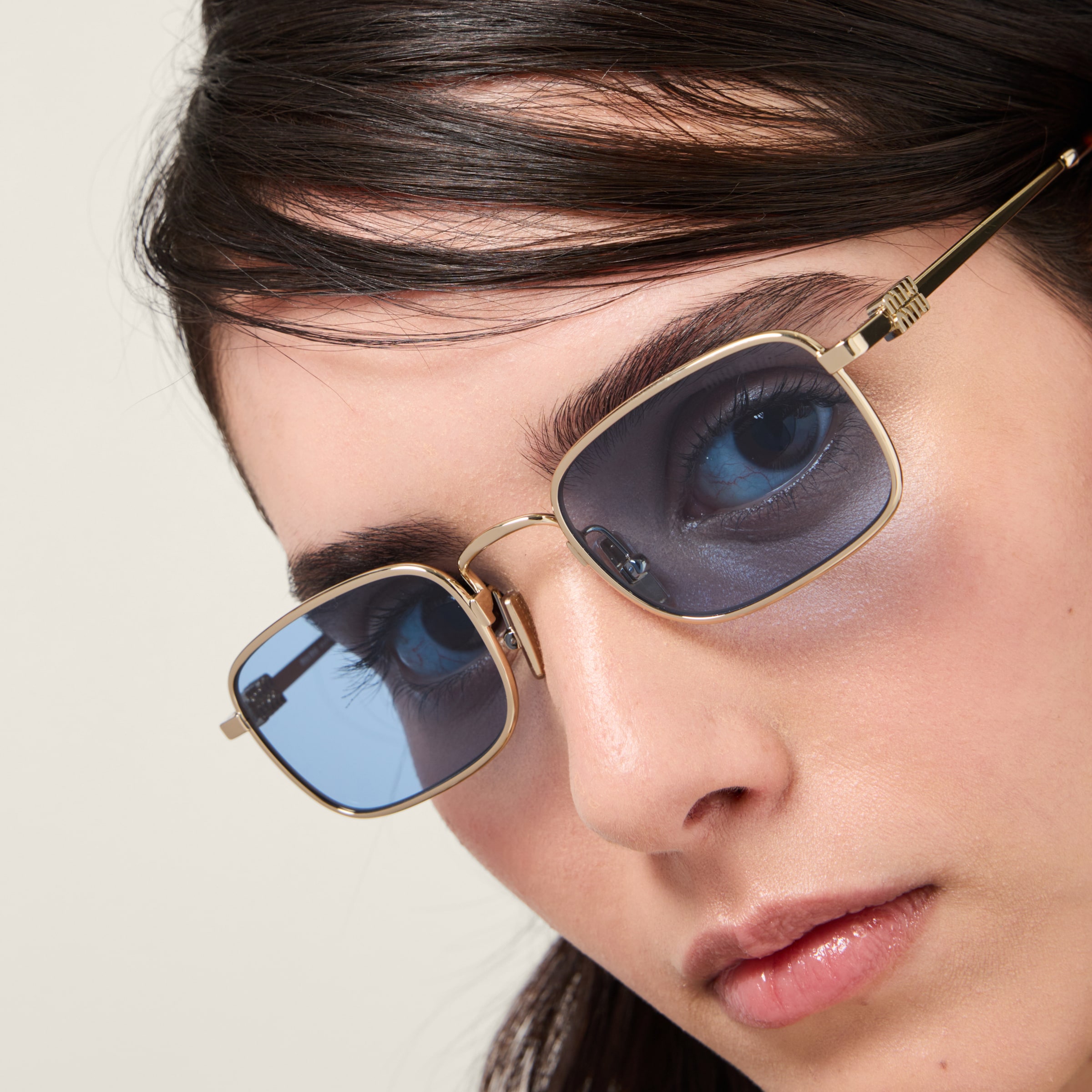 新作☆直営店 MiuMiu ロゴ サングラス SMUA53 インディゴブルーレンズ Miu Miu ロゴ サングラス | Miu Miu